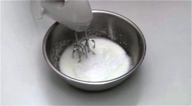 卵白を泡立て砂糖を加える